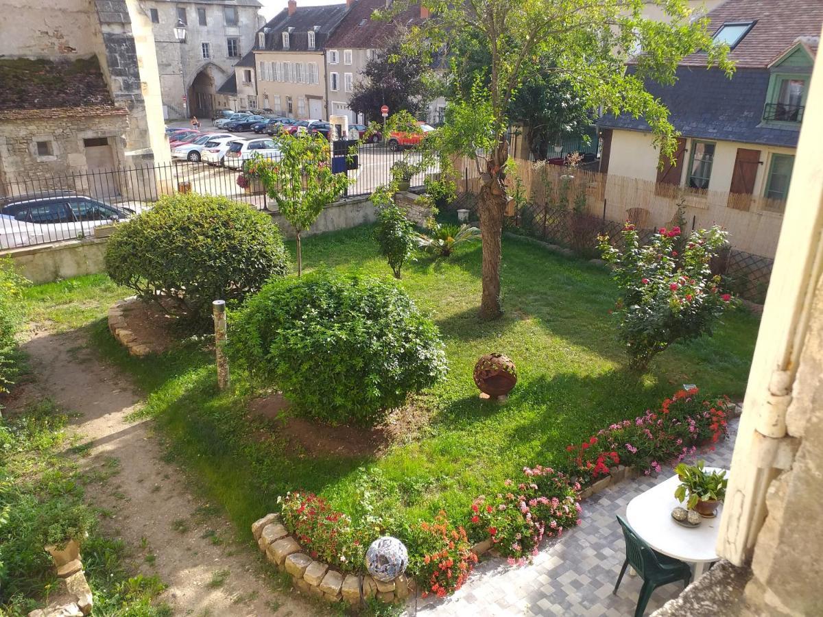 La Charité-sur-Loire La Cour Du Chateau المظهر الخارجي الصورة