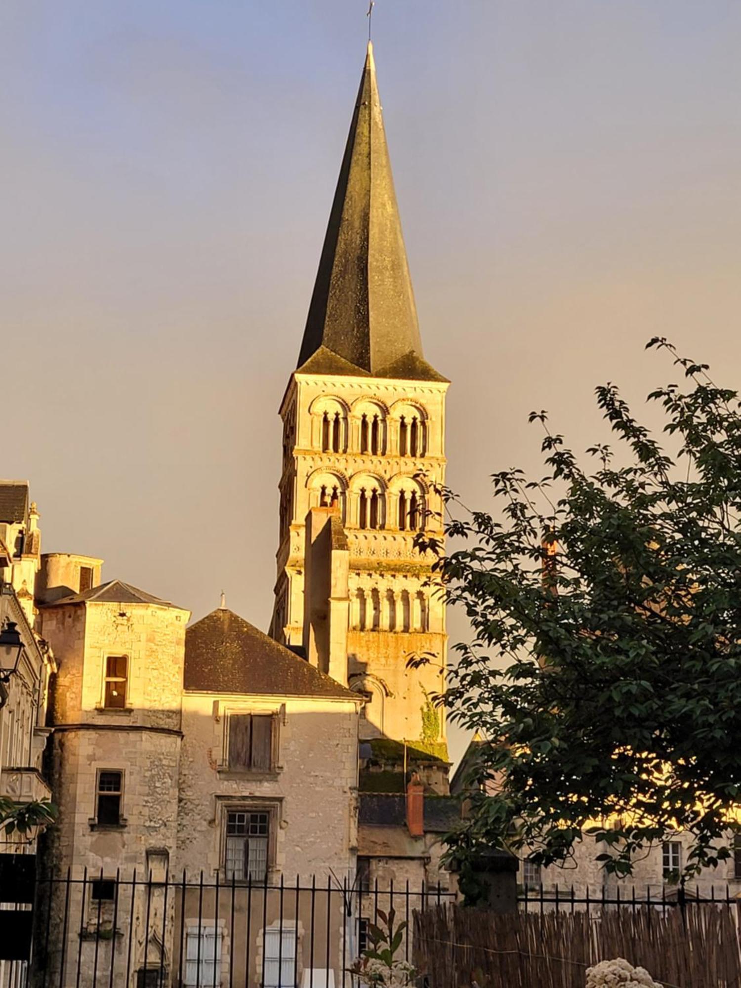 La Charité-sur-Loire La Cour Du Chateau المظهر الخارجي الصورة