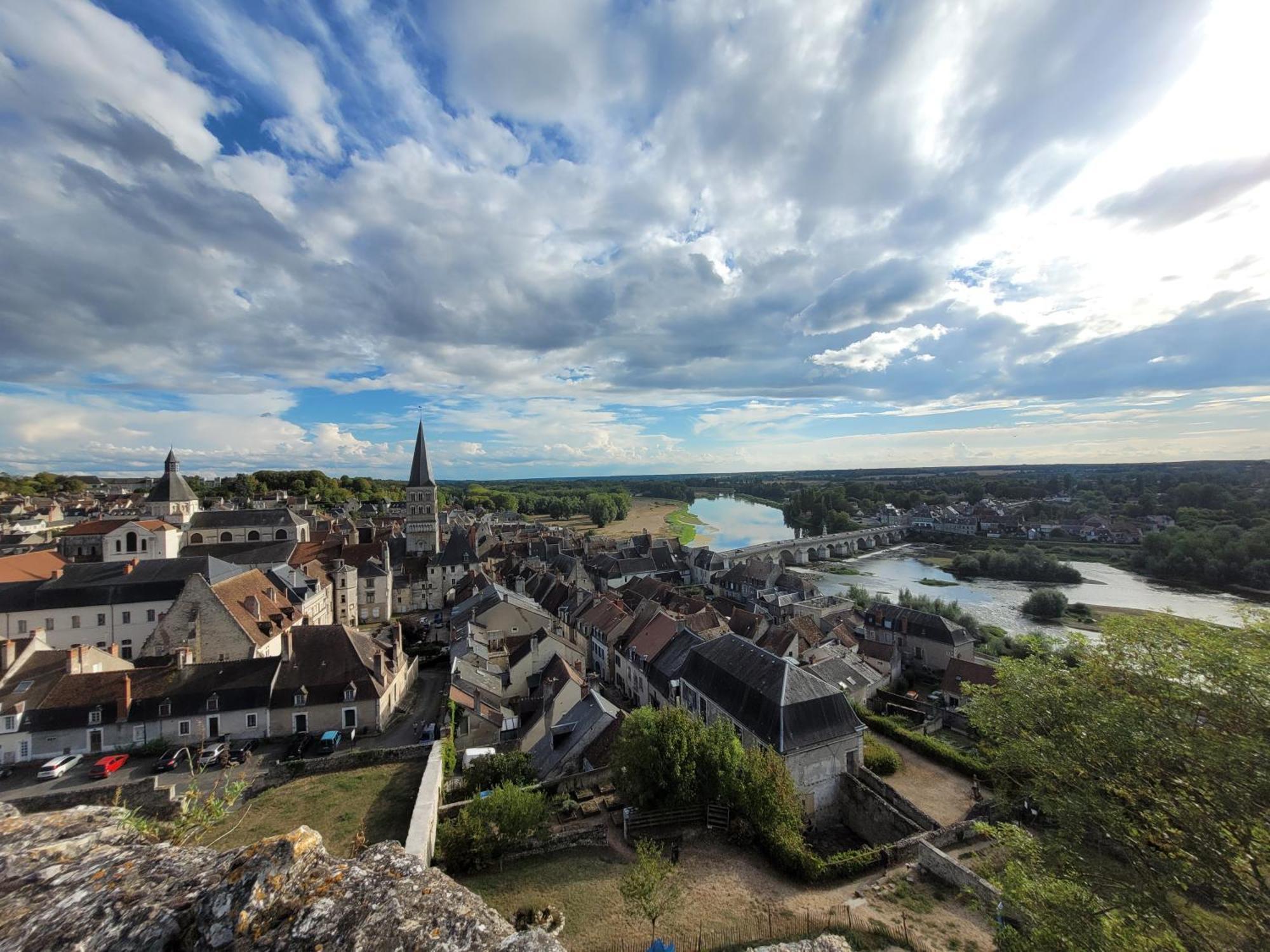 La Charité-sur-Loire La Cour Du Chateau المظهر الخارجي الصورة