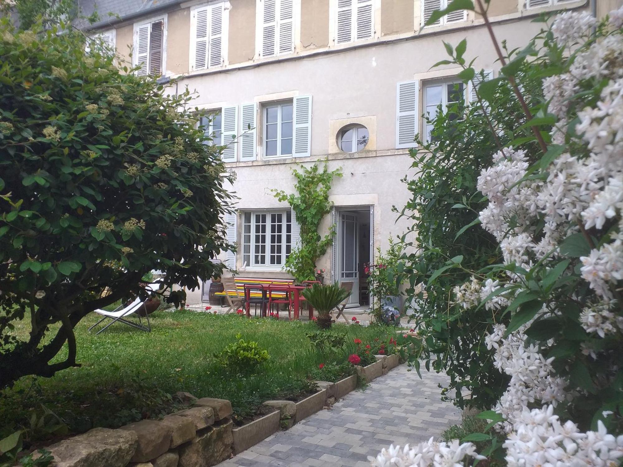 La Charité-sur-Loire La Cour Du Chateau المظهر الخارجي الصورة