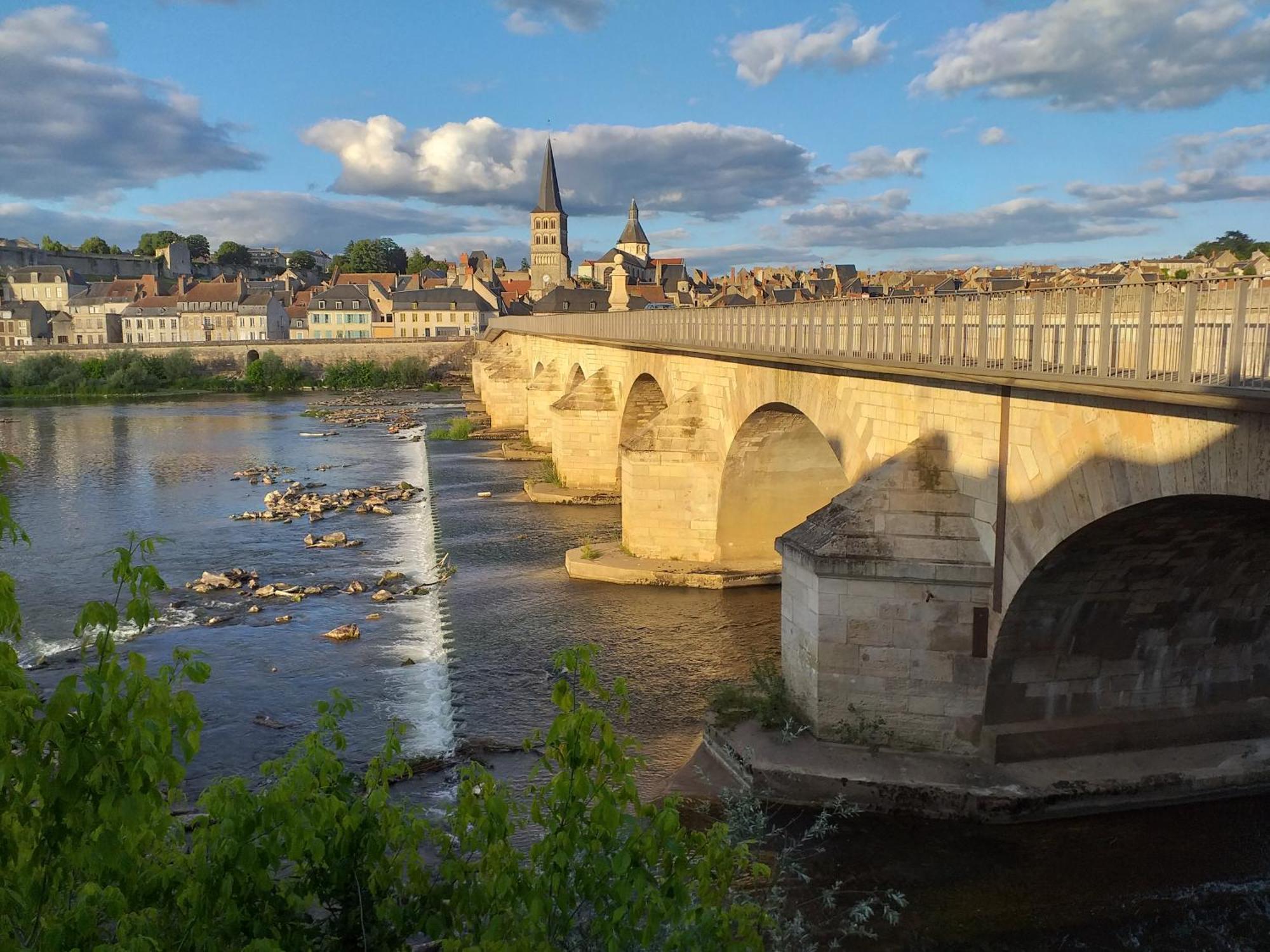La Charité-sur-Loire La Cour Du Chateau المظهر الخارجي الصورة