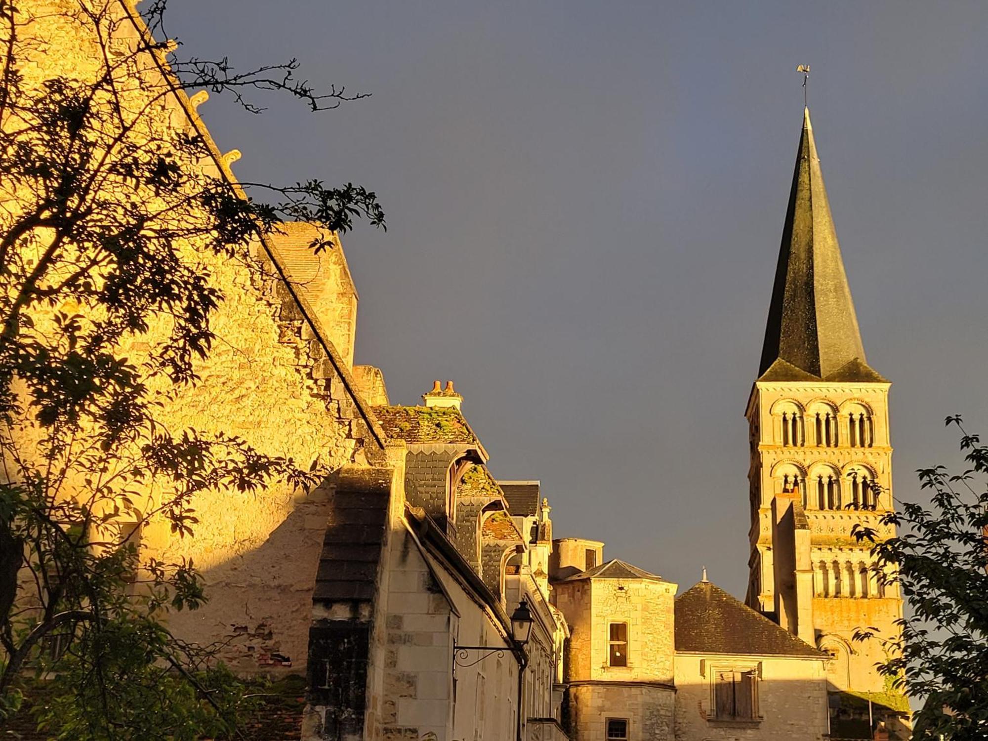 La Charité-sur-Loire La Cour Du Chateau المظهر الخارجي الصورة