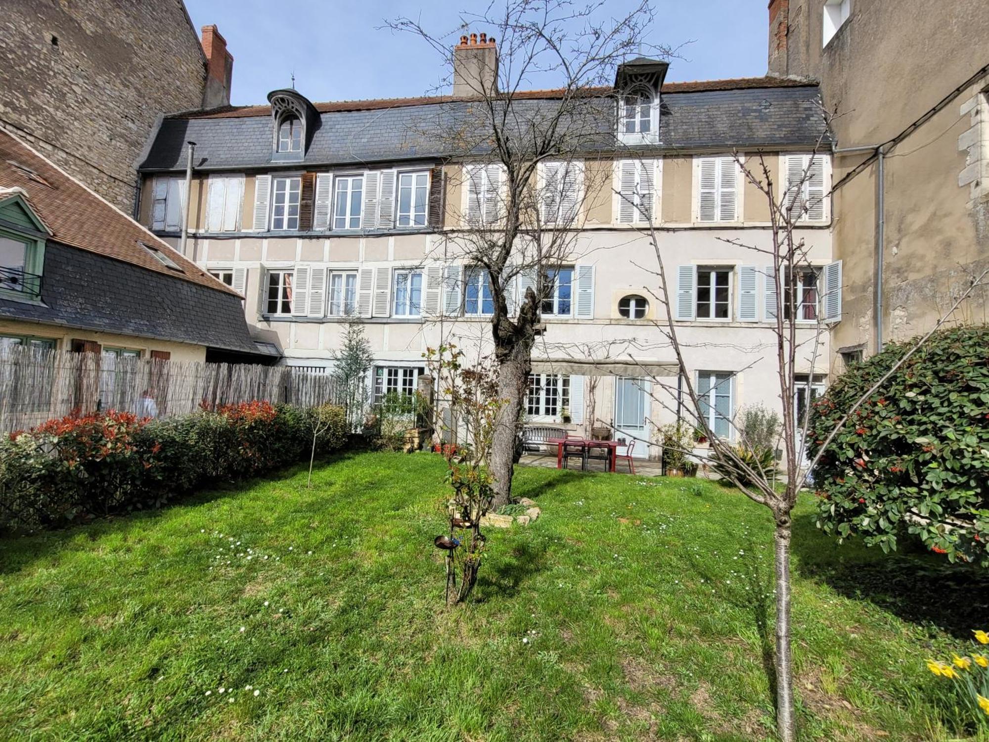 La Charité-sur-Loire La Cour Du Chateau المظهر الخارجي الصورة