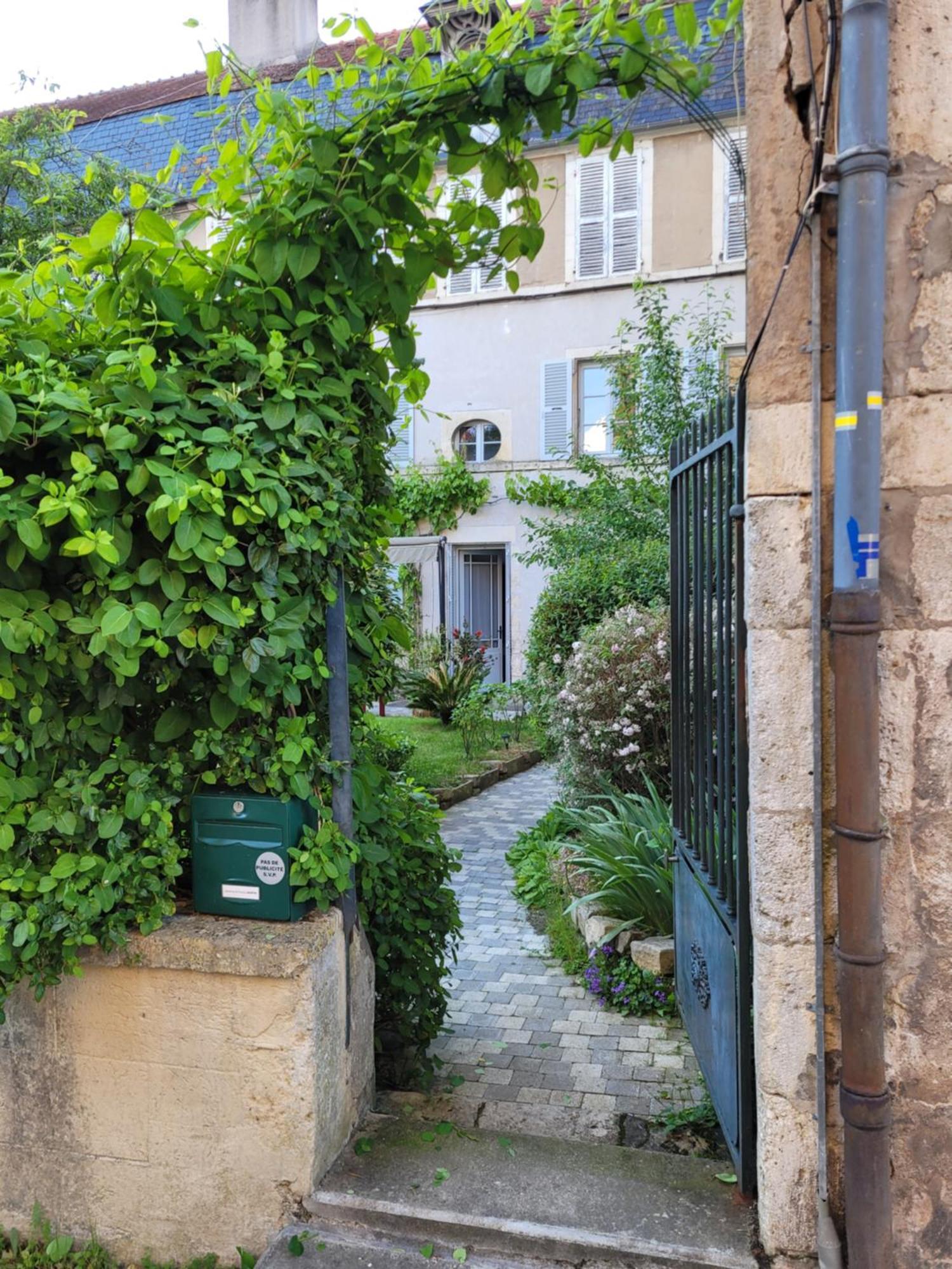 La Charité-sur-Loire La Cour Du Chateau المظهر الخارجي الصورة